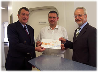 Dr von Teutul mit Oberb&uuml;rgermeister G&uuml;nter Laux und Gesch&auml;ftsf&uuml;hrer Hans Schmalkoke